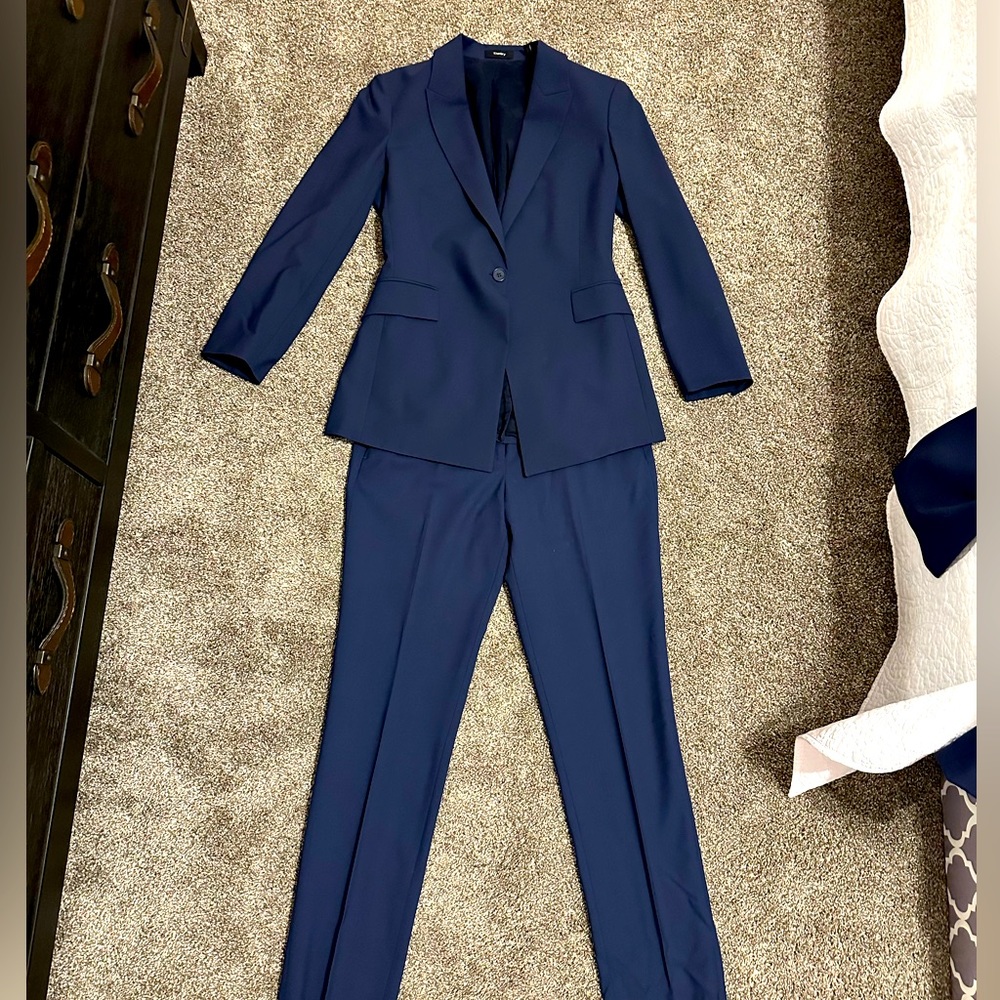 Navy Theory women’s pants suit size 6 extra pair of pants